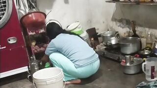 Seeing Kamwali's big ass, Malik fucked her hard, Hindi audio desi sexy video