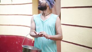 Doodh wale ne teeno bhabhi ko doodh se nahlaya