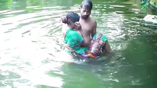 Pados ki bhabhi ko nadi me choda