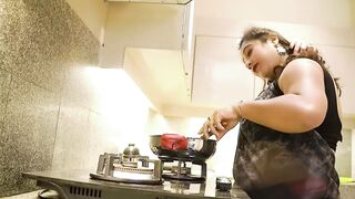 Sauteli maa ko kitchen me aake piche se pel diya