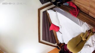 Oyo hotel c_c_t_v viral sex video.Room cleaner ne bnaya chupke se video Gujju cpl pkde gye Oyo hotel me sex krte.