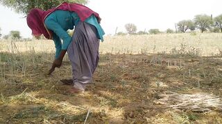 Bahar khet me kam rahi Ghar le ja ke salwar khol ke choda