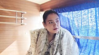 Chalti Bus Me Ladki Ne Kapde Khol Diye