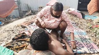 Desi bhabhi ke sath maja kiye outdoor sex